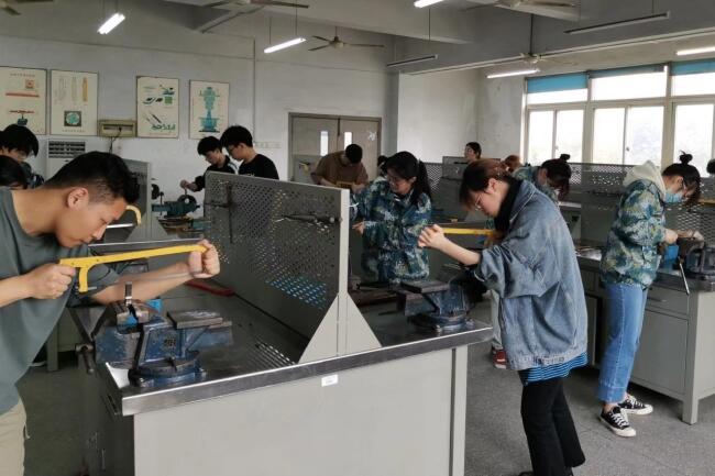 中国计量大学 在专业课中培育劳动情怀，点亮电子科技之光